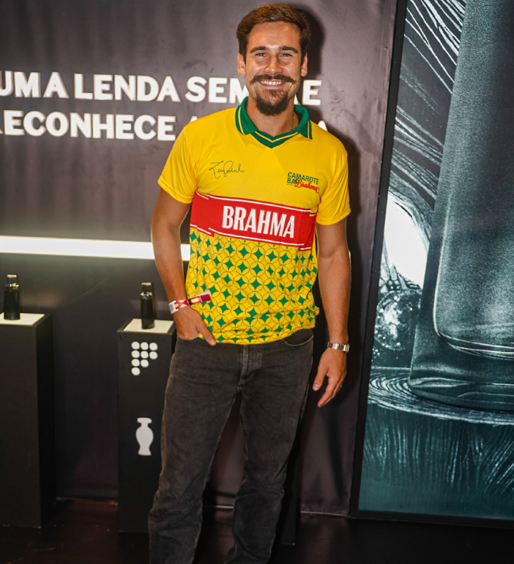 Nicolas Prattes, Ricardo Vianna e mais famosos curtem primeiro dia de desfiles das escolas de samba de São Paulo; veja quem esteve por lá!