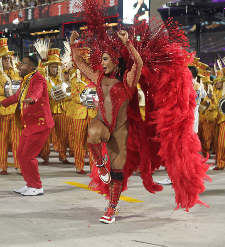 De tênis, Gracyanne Barbosa usa figurino com joelheira para desfile da União da Ilha após lesão