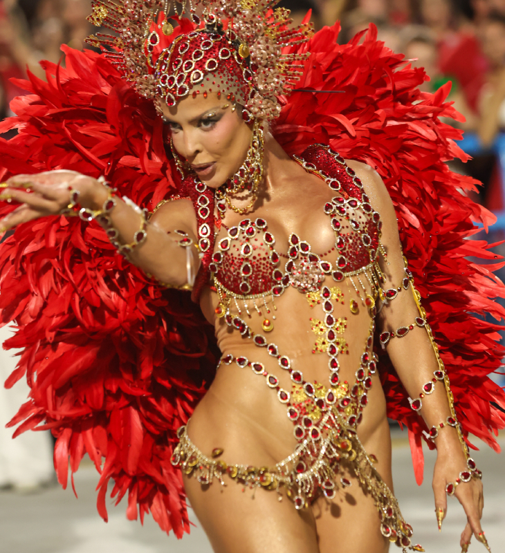 Jaquelline Grohalski rouba a cena em volta à Sapucaí como musa da Unidos de Padre Miguel