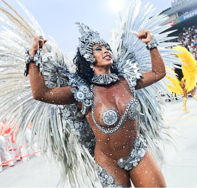 Rosiane Pinheiro escorrega e cai na avenida durante desfile da <i>Vai-Vai</i>