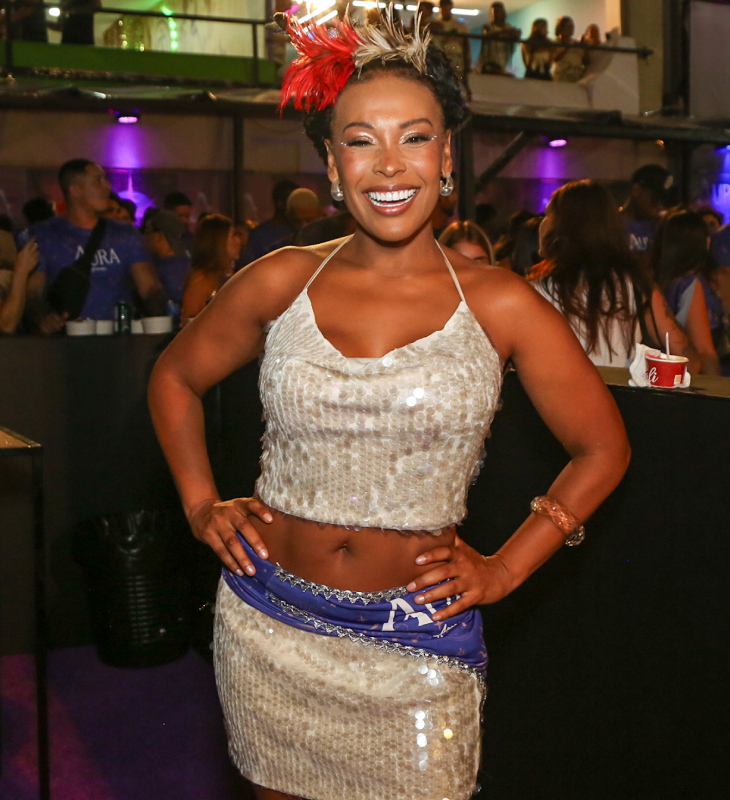 Após expulsão do <i>BBB26</i>, Sol Vega aparece sorridente para curtir Carnaval na Sapucaí