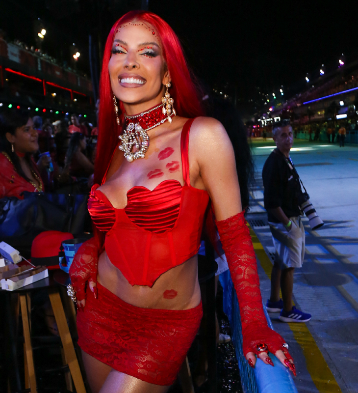Com peruca vermelha e marquinhas de beijo pelo corpo, Jaquelline Grohalski brilha em Carnaval do Rio de Janeiro