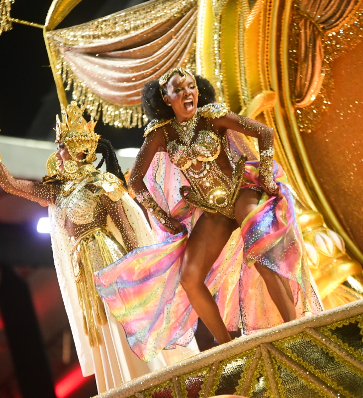 Thelma Assis e Fred Nicácio desfilam na comissão de frente da Mocidade Alegre