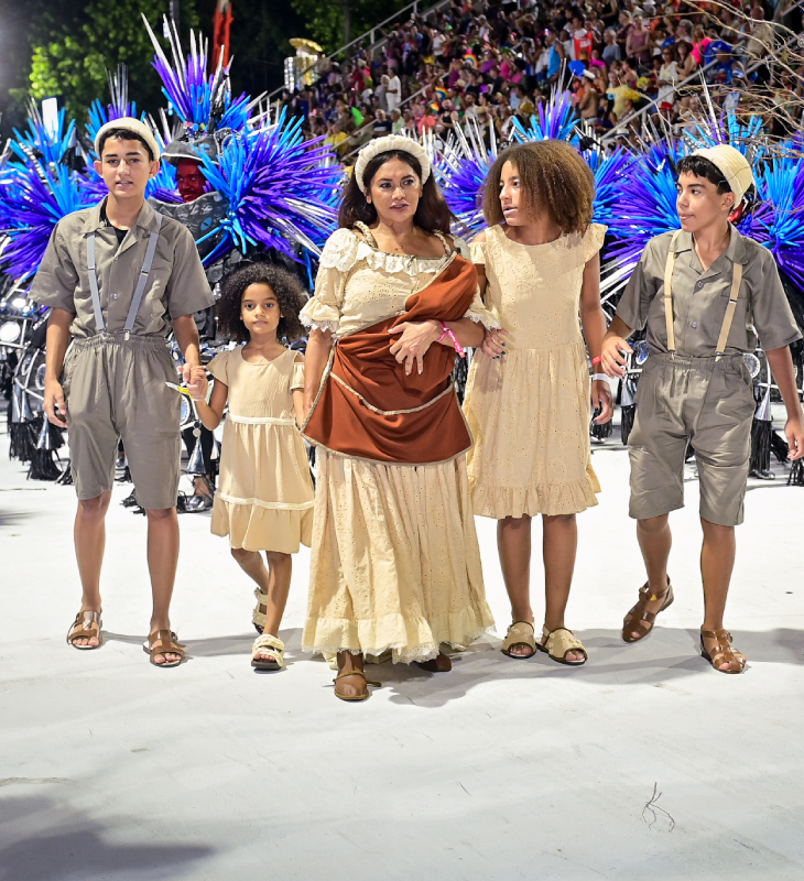 Dira Paes representa mãe do presidente Lula em desfile da Acadêmicos de Niterói; veja os cliques!