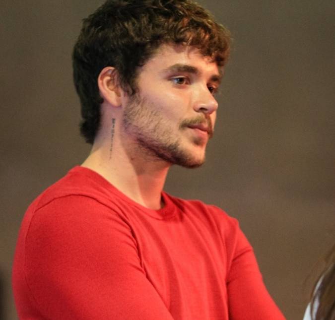 Após flagra no Carnaval, João Lucas rebate comentário de que ele <i>não é famoso</i>