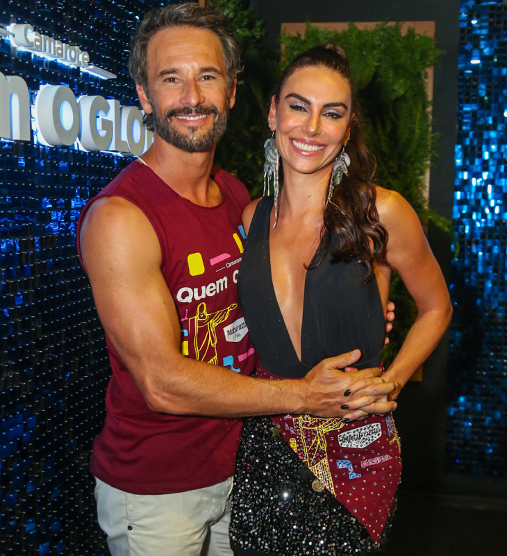 Em aparição rara, Rodrigo Santoro e Mel Fronckowiak trocam carinhos durante desfiles das escolas de samba do Rio de Janeiro; veja
