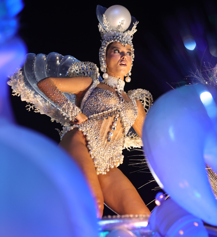 Giovanna Lancellotti e Samuel de Assis como destaque, Enzo Celulari na bateria... Veja os famosos que desfilaram pela Beija-Flor!