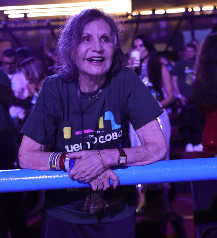 Rosamaria Murtinho, Juliana Paes, Viviane Araújo e mais famosos curtem desfiles na Sapucaí. Veja quem esteve por lá!