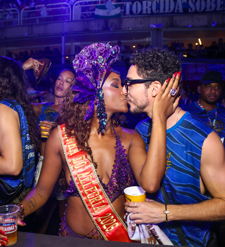 IZA e João Vitor Silva trocam beijos apaixonados na Sapucaí e cantora declara: - <i>Estou bem, feliz</i>