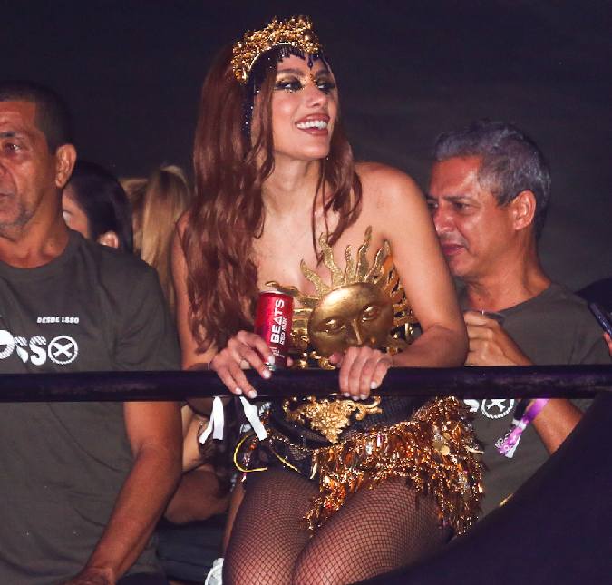 Anitta marca presença nos desfiles do Grupo Especial na Sapucaí