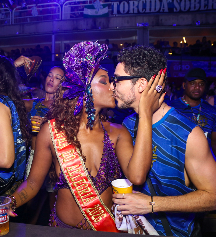 IZA, Marina Ruy Barbosa, Sabrina Sato... Famosos beijam muito no Carnaval de São Paulo e Rio de Janeiro