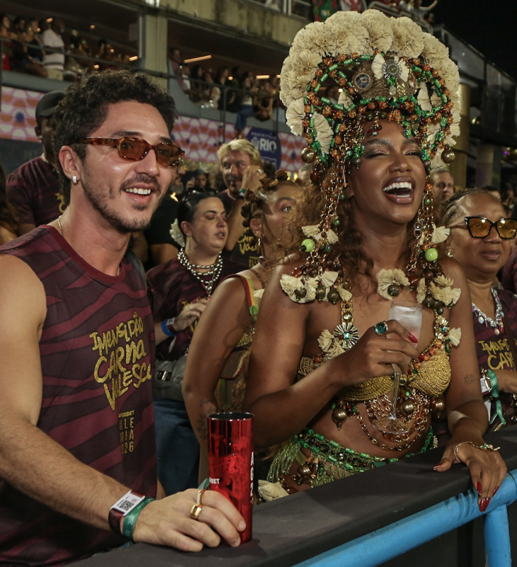 IZA curte terceiro dia de desfiles na Sapucaí ao lado de novo <i>affair</i>