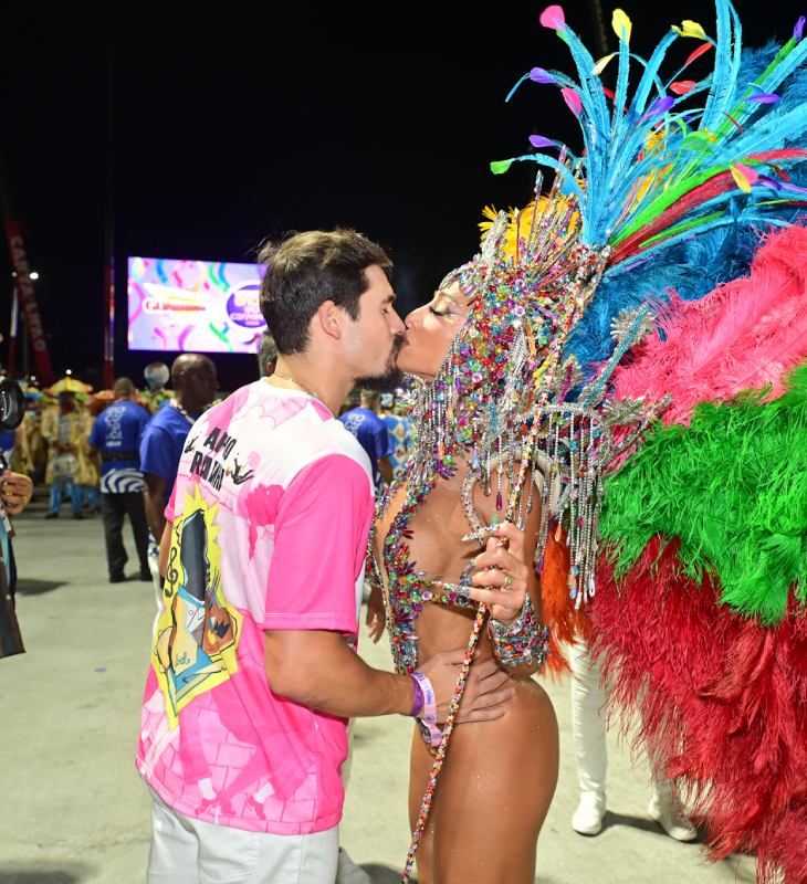 Sabrina Sato e Nicolas Prattes trocam beijos apaixonados de boa sorte antes de desfile da Vila Isabel