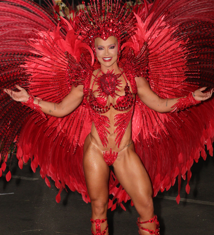 Em estreia como Rainha de Bateria, Virginia Fonseca é vaiada e tem problemas com costeiro e tapa-sexo em desfile da Grande Rio