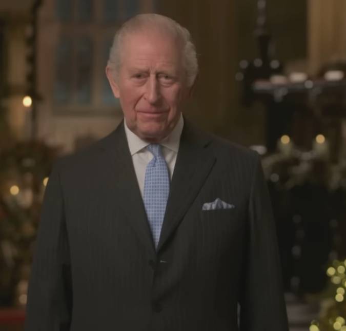 Em meio à prisão do irmão, Rei Charles III assiste à <i>London Fashion Week</i>