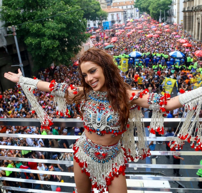 Com Carlinhos Brown como atração, Anitta agita bloco e recebe Mariana Ximenes, Marina Ruy Barbosa e mais famosos
