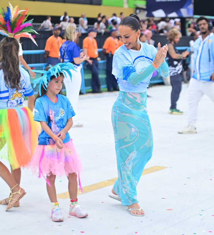Filha de Sabrina Sato, Zoe faz sua estreia na Marquês de Sapucaí (e encanta com maquiagem de gatinha!)