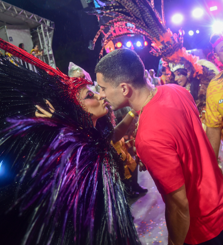 Lexa troca beijos com Ricardo Vianna em desfile da Dragões da Real