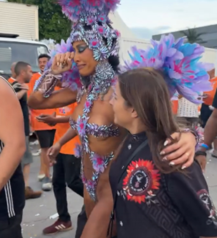 Após arrasar em desfile da Vila Isabel, Sabrina Sato chora ao perder apresentação da Gaviões da Fiel: - <i>Não acredito que eu não cheguei</i>