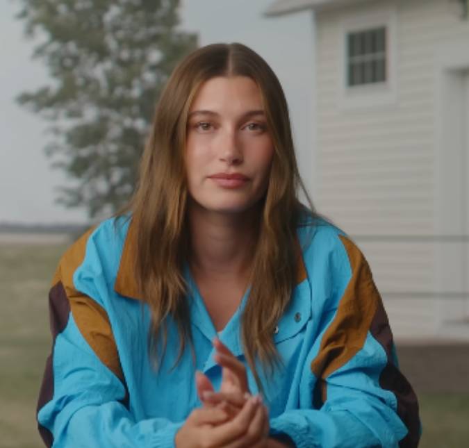 Hailey Bieber teria doado mais de 100 mil reais para ajudar família de Eric Dane, diz <i>site</i>