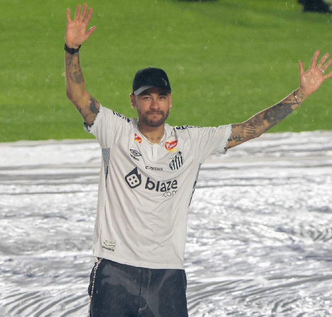 Neymar Jr. demonstra apoio a Rodrygo Goes após lesão: <i>Me passou um filme na cabeça</i>