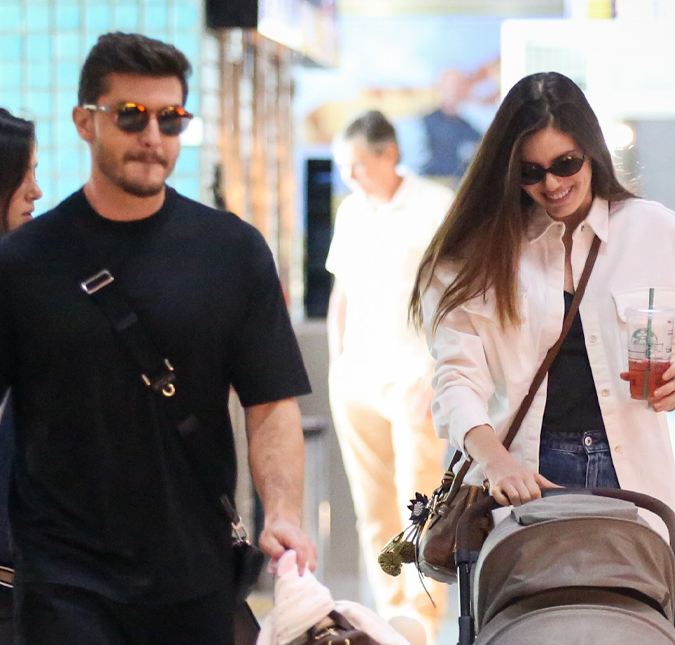 Em rara aparição, Camila Queiroz e Klebber Toledo são fotografados ao lado da filha em aeroporto