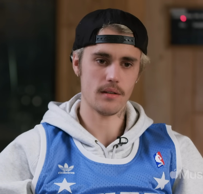 Justin Bieber se irrita com <i>paparazzi</i> e joga garrafa ao deixar restaurante