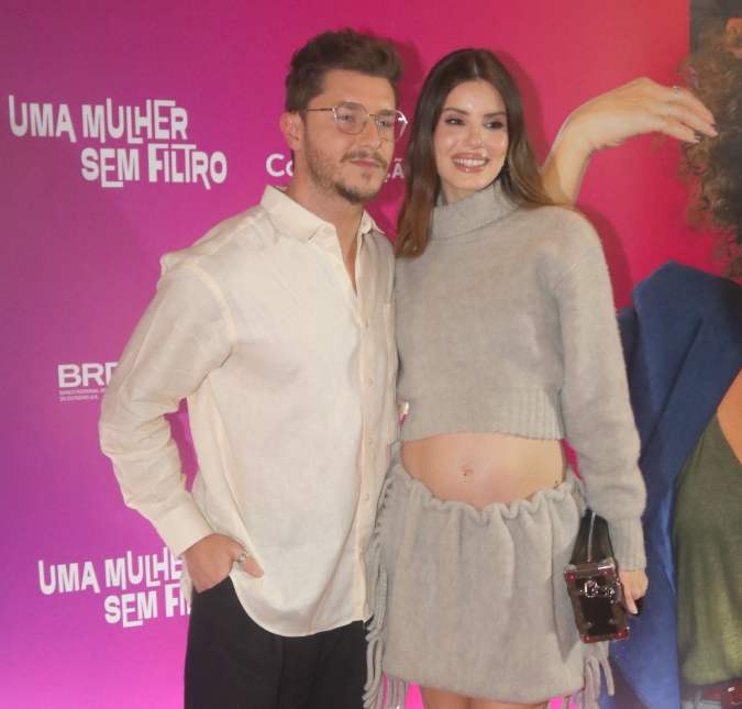 No Dia das Mulheres, Klebber Toledo se declara para Camila Queiroz e filha: <i>Mulheres da minha vida</i>