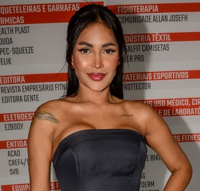 Ônibus da equipe de Flay sofre acidente com morte; cantora se pronuncia