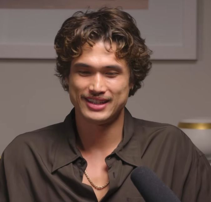 Ator de <i>Riverdale</i>, Charles Melton anuncia nascimento do primeiro filho