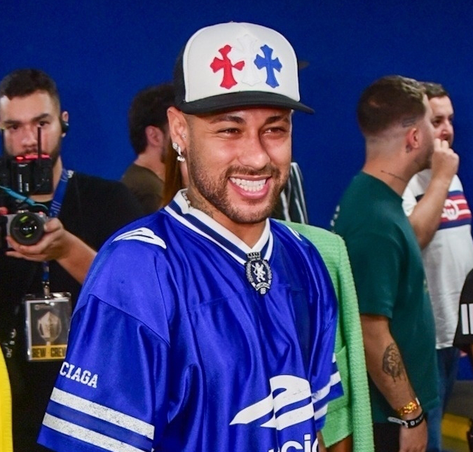 Neymar Jr. ironiza críticas após ficar fora de jogo na véspera do aniversário da irmã: - <i>É muito difícil acertar</i>