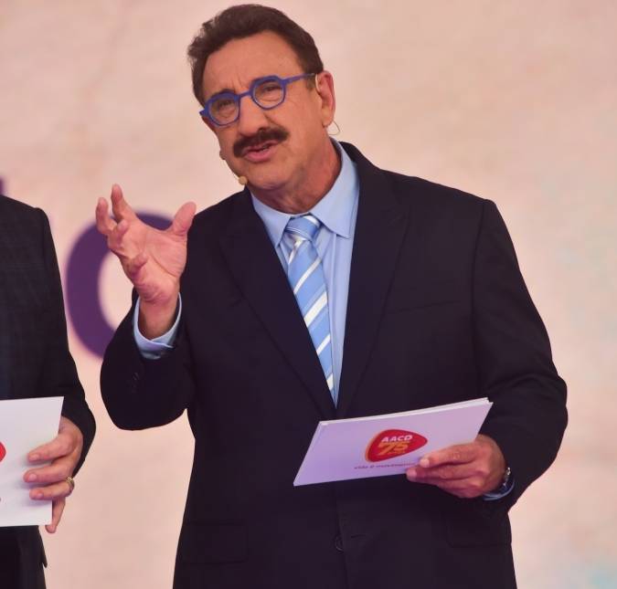 Ratinho abre programa reclamando de mudança de horários do programa: <i>Não adianta forçar. Não vou pedir as contas<i>