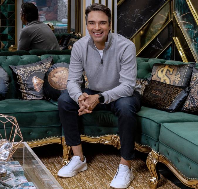 Tadeu Schmidt faz brincadeira e explica discurso feito no <i>BBB26</i> na eliminação de Babu Santana