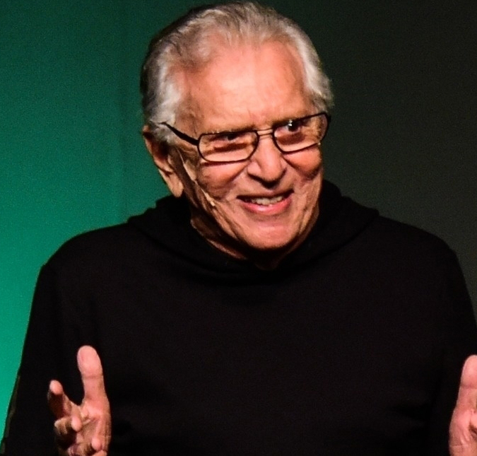 Carlos Alberto se emociona ao celebrar 90 anos de idade após internação: <i>Estou vivo e inteiro</i>