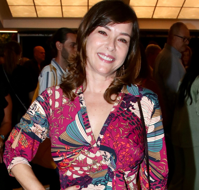 Regiane Alves se emociona ao contar homenagem a Glória Menezes em prédio