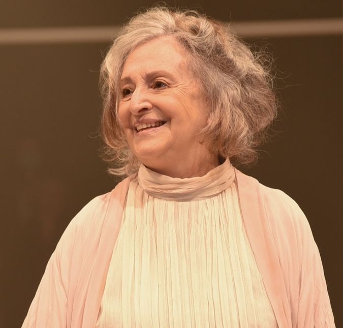 Ana Lúcia Torre desmente boato de que teria morrido: <i>- Tô aqui linda e loira</i>