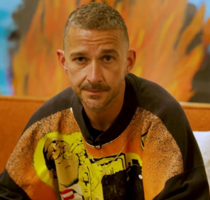 O ator aparece pedindo uma caixa de fósforos para acender um cigarro em estabelecimento na cidade de Roma