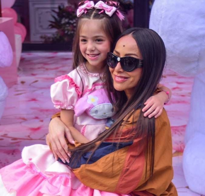 Zoe, filha de Sabrina Sato encanta ao surgir usando salto e maquiagem da mãe