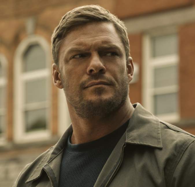 Após briga com vizinho, fontes revelam que Alan Ritchson não iniciou a confusão, diz <i>site</i>