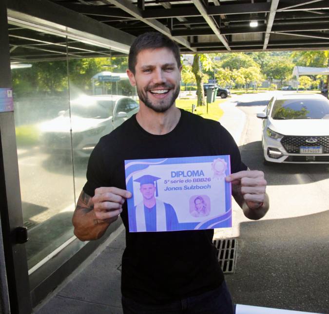 Jonas Sulzbach entra na brincadeira e segura diploma de <i>Quinta Série</i>