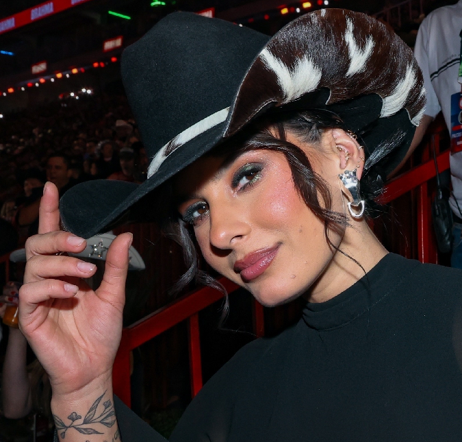 Recém-habilitada, Ana Castela se diverte com dificuldade para dirigir trator: <i>Calma</i>