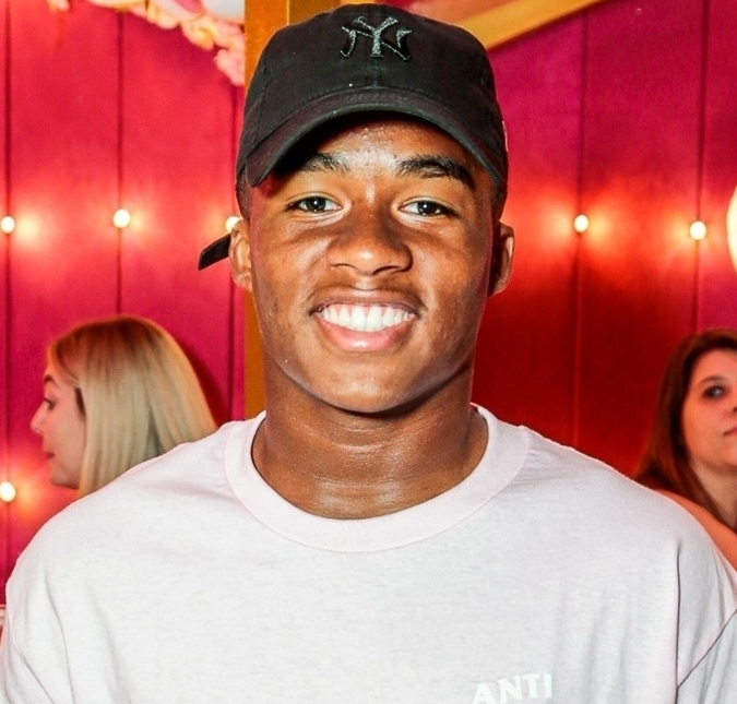 Endrick fala do choro ao lado da esposa Gabriely Miranda após a vitória da Seleção e ela se declara: <i>Eu te amo</i>