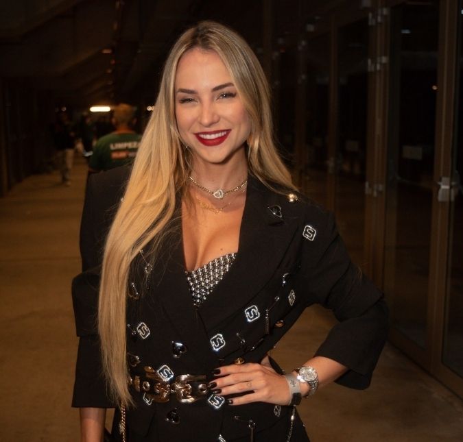 Gabi Martins exibe buquê gigante e anel que ganhou após reatar com namorado: <i>O amor está nos detalhes</i>