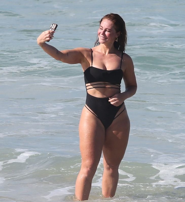 Paolla Oliveira aproveita feriado para dar mergulho no mar em praia do Rio de Janeiro