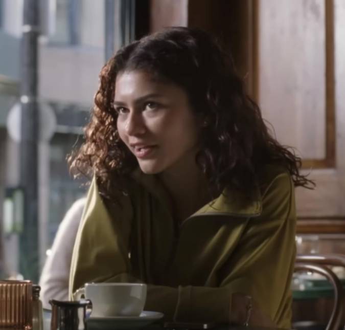 Zendaya abre álbum de fotos para comemorar estreia de <i>The Drama</i>: <i>Desfrutem do caos</i>