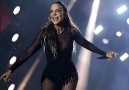 Durante férias em família na França, Ivete Sangalo posa em foto ao lado de Tiago Maia