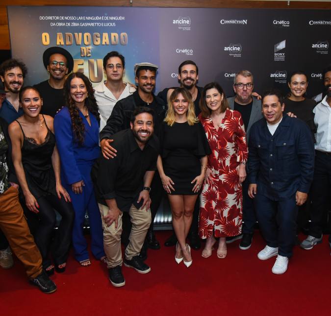 Com Lorena Comparato e Nicolas Prattes, elenco se reune na pré-estreia do filme <i>O Advogado de Deus</i>