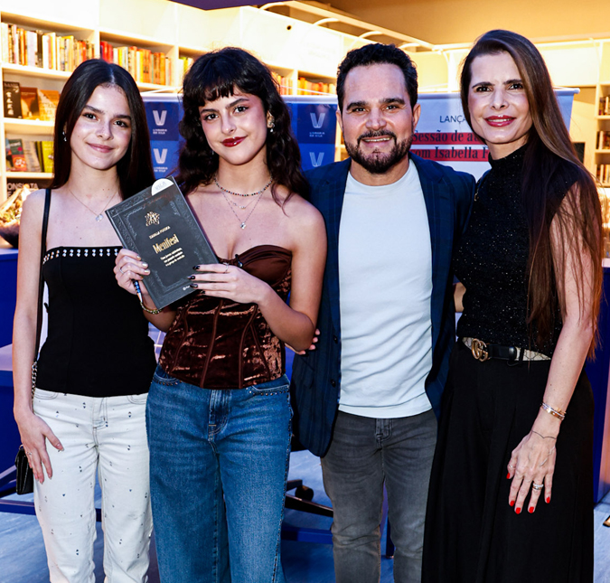 Pai babão! Luciano Camargo prestigia lançamento de livro da filha ao lado da família