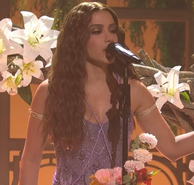 A cantora optou por cantar o hit Várias Queixas e sua nova música de trabalho   Choka Choka