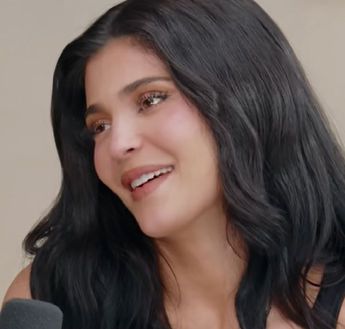 Kylie Jenner curte noite com amigos e chama atenção com <i>look</i> ousado